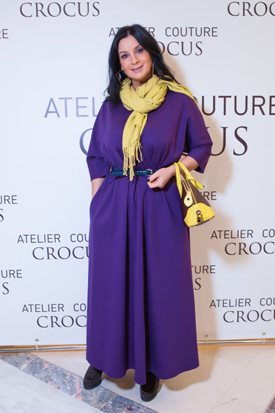 Jekatierina Striżenowa. Crocus Atelier Couture / Fashion Day (ubrania i obraz: sukienka maksi fioletowa)