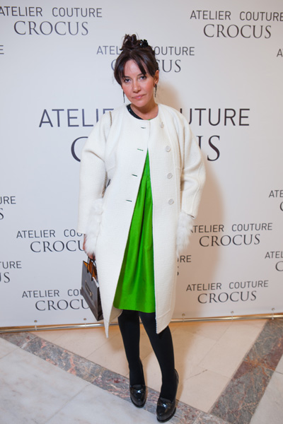 Crocus Atelier Couture / Fashion Day (ubrania i obraz: palto białe, sukienka zielona, rajstopy czarne, półbuty czarne)