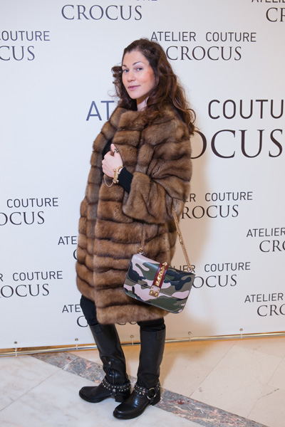 Crocus Atelier Couture / Fashion Day (looks: botas negras, bolso de camuflaje)