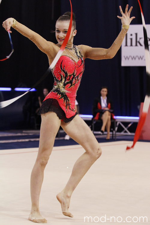 Ekaterina Volkova. Ekaterina Volkova — Weltcup 2013 (Looks: roter Gymnastikanzug)