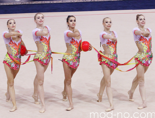 Übung mit den Keulen. Russland — Weltcup 2013 (Personen: Ksenia Dudkina, Anastasia Bliznyuk)