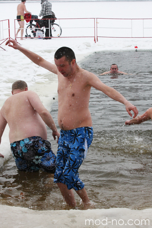 Kąpiel na Chrzest Pański: tłum na miejskiej plaży