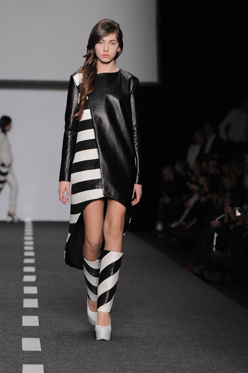 Dasha Gauser show — MBFWRussia FW13/14 (looks: striped black and white leg warmers, striped black and white dress, white pumps)