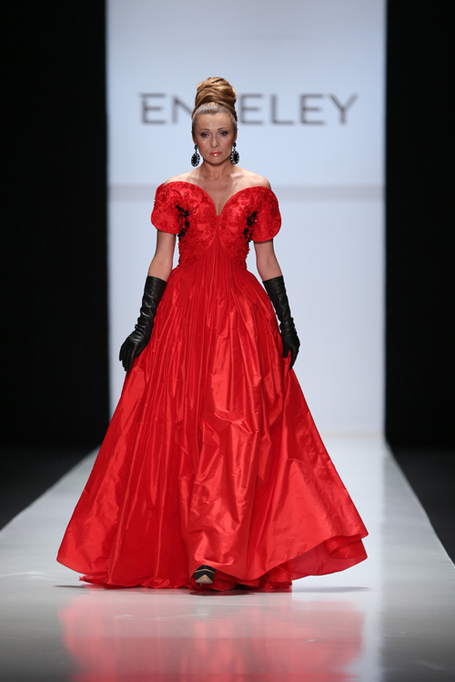 Anżalika Ahurbasz. Pokaz ENTELEY — MBFWRussia FW13/14 (ubrania i obraz: suknia wieczorowa czerwona, rękawiczki czarne)