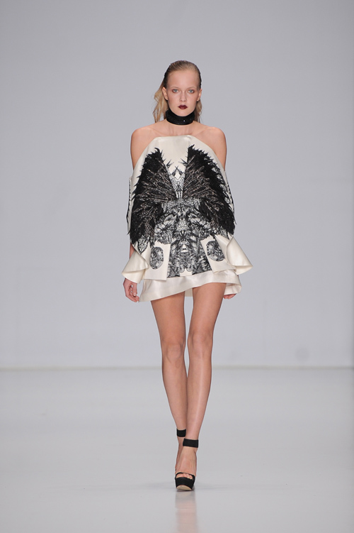 Pokaz FYODOR GOLAN — MBFWRussia FW13/14 (ubrania i obraz: suknia koktajlowa biała, sandały czarne)