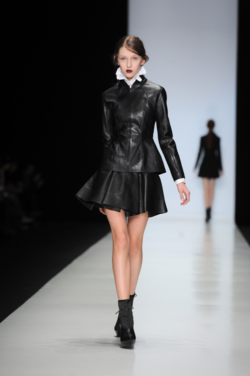Modenschau von Juan Vidal — MBFWRussia FW13/14 (Looks: schwarze Stiefeletten, schwarzer Mini Lederrock, schwarze Lederjacke)