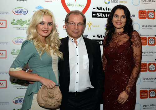  (слева направо) Мария Булавина, Юрий Розум и Нина Шацкая. Российские знаменитости поддержали "Мир Добра"