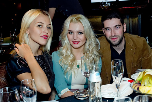  (слева направо) Анна Городжая, Мария Булавина и Арсений Власов. Российские знаменитости поддержали "Мир Добра"