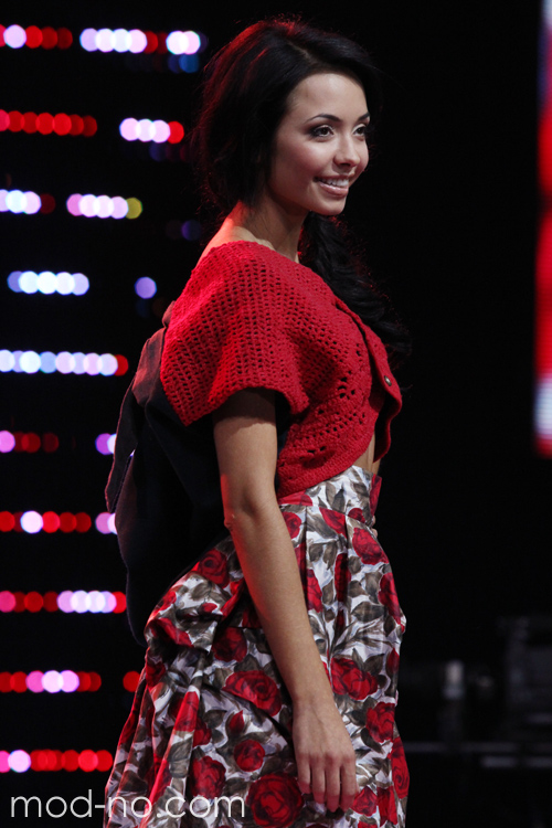TOP-15. Gala final — Miss Minsk 2013. Parte 2 (looks: bolero rojo, falda con flores)