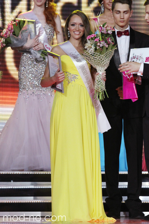 Gala final — Miss Minsk 2013 (looks: vestido de noche amarillo)