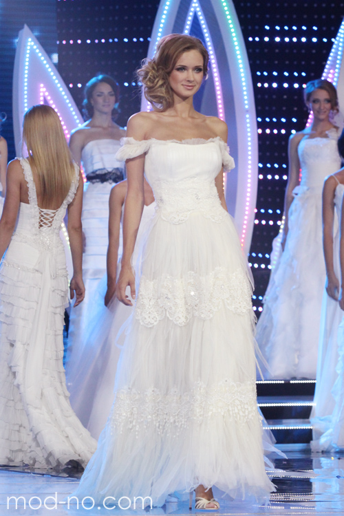 Jana Kantsavenka. Jana Kantsavenka — Miss Minsk 2013 (looks: vestido de novia blanco, sandalias de tacón blancas)