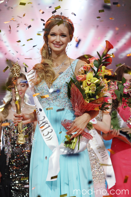Jana Kantsavenka. Jana Kantsavenka — Miss Minsk 2013 (Looks: türkises Abendkleid mit Ausschnitt)