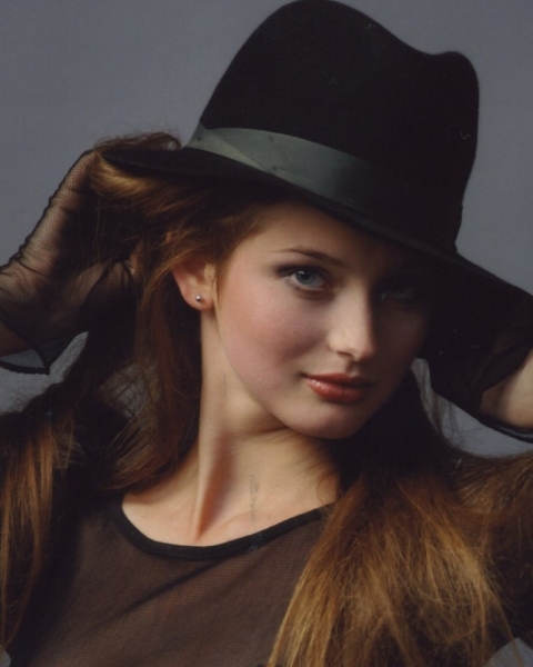 Finał "Miss Ukrainy 2013" (ubrania i obraz: kapelusz czarny; osoba: Anna Zayachkivska)