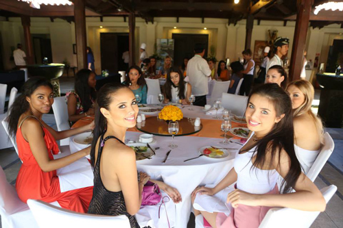 (слева направо, на переднем плане) победительница "Мисс Мира 2013" Меган Янг из Филиппин и россиянка Эльмира Абдразакова. В конкурсе "Мисс Мира 2013" победила Megan Young из Филиппин