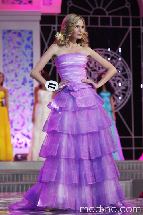 Maryja Wialiczka. Maryja Wialiczka — Miss World Belarus 2013 (ubrania i obraz: suknia wieczorowa lilakowa)