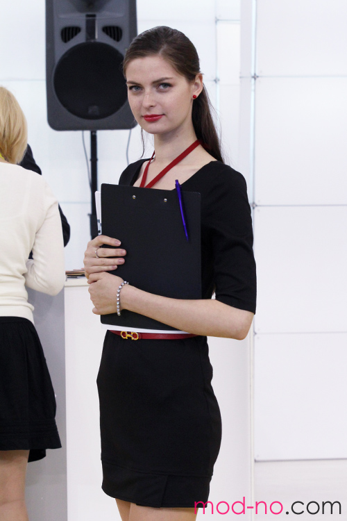 Maryna Kazłowa. Otwarcie międzynarodowego salonu motoryzacyjnego "Motorshow 2013" (ubrania i obraz: sukienka czarna, rzemień czerwony)