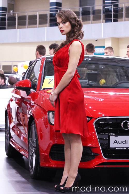 Mädchen — Motorshow 2013. Teil 2 (Looks: rotes Kleid, schwarze Pumps)