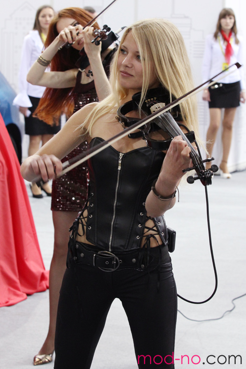 Лена Буякова (электроскрипка). WIND electric string quartet. Музыкальный соблазн на "Моторшоу 2013" (наряды и образы: чёрный корсаж, чёрные брюки, блонд (цвет волос))