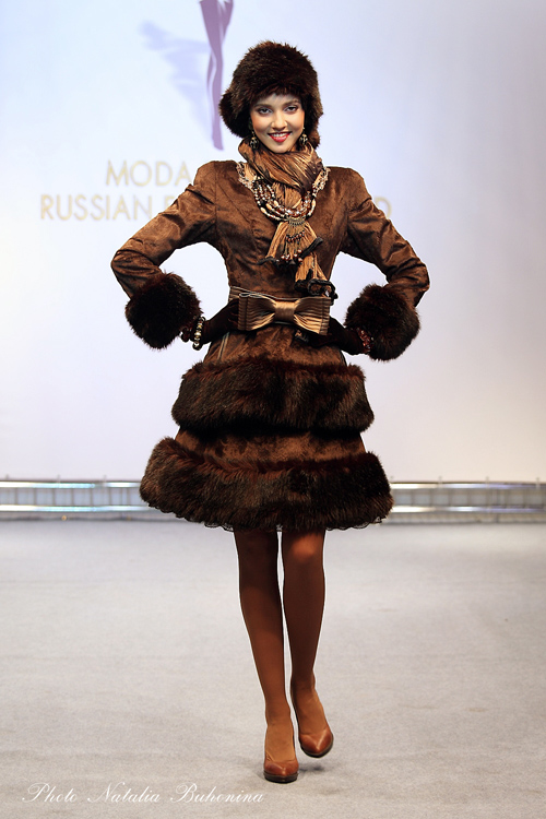 Slava Zaitsev AW 14/50 show (looks: fur hat, brown gloves, nude tights)