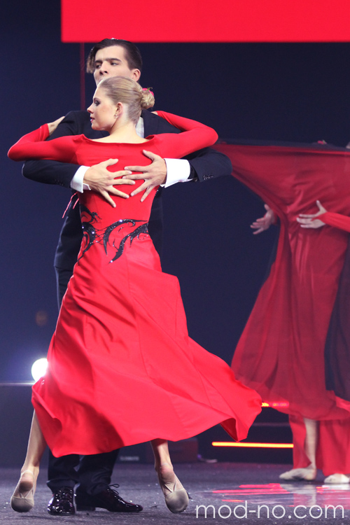 Finał — Miss Supranational 2013. Belarus Rhythmic Gymnastics (ubrania i obraz: suknia wieczorowa z rozcięciem czerwona; osoba: Maryna Hanczarowa)