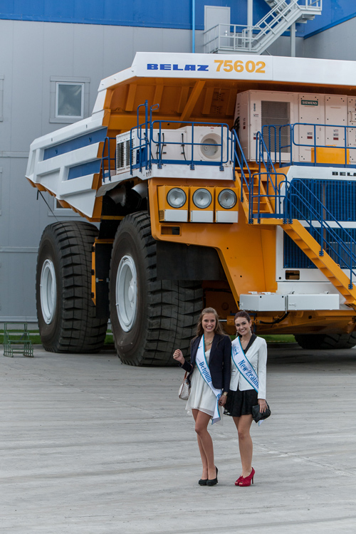  (слева направо) Karen Op't (Бельгия) и Chane Berghorst (Новая Зеландия). Фотофакт: девушки и гиганты