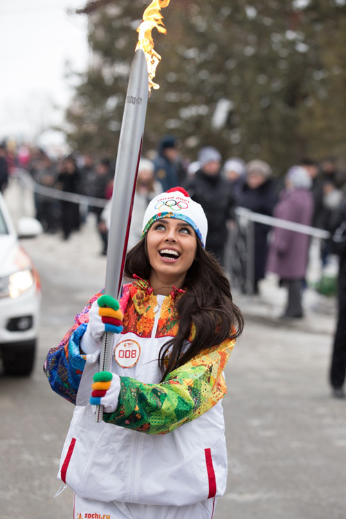 Эльмира Абдразакова. Эльмира Абдразакова приняла участие в Эстафете Олимпийского огня (наряды и образы: разноцветные перчатки, белая куртка)