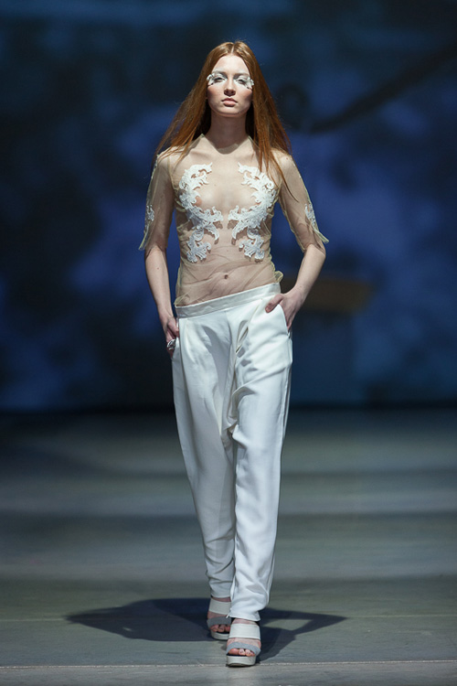 Modenschau von Alexandra Westfal — Riga Fashion Week AW13/14 (Looks: weiße Hose)