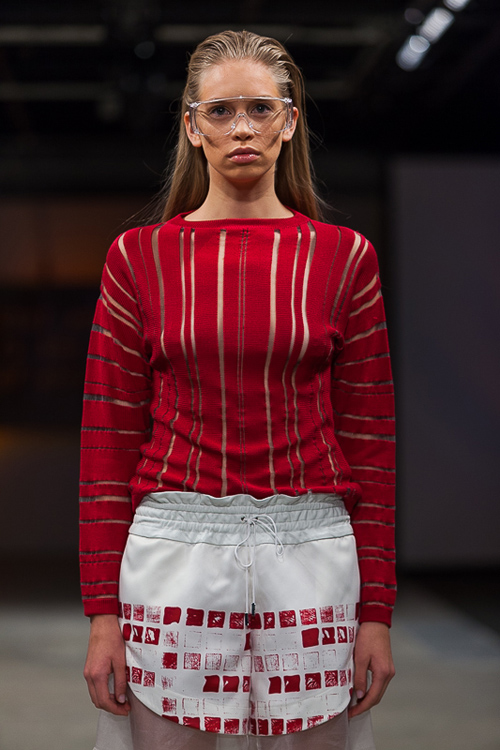 Pokaz Alexandra Westfal — Riga Fashion Week SS14 (ubrania i obraz: pulower czerwony, szorty białe)