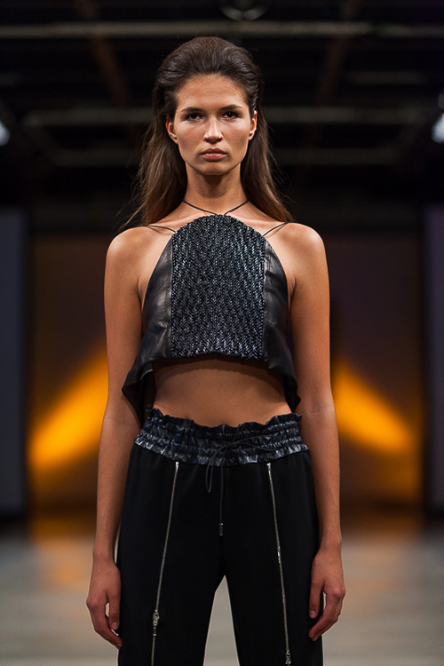 Показ Alexandra Westfal — Riga Fashion Week SS14 (наряди й образи: чорний кроп-топ, чорні брюки)
