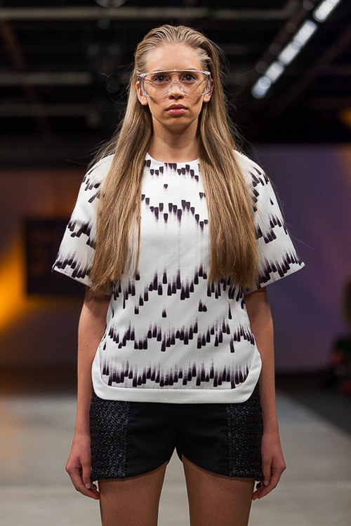 Modenschau von Alexandra Westfal — Riga Fashion Week SS14 (Looks: weißes Top, schwarze Shorts)