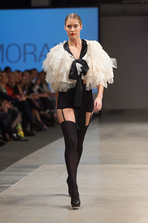 Modenschau von Amoralle — Riga Fashion Week SS14 (Looks: schwarze Nylonstrümpfe)