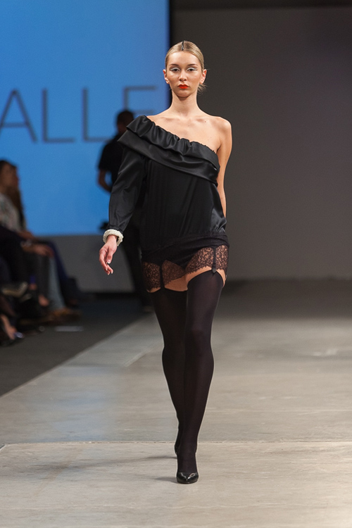 Показ Amoralle — Riga Fashion Week SS14 (наряди й образи: чорні нейлонові панчохи)