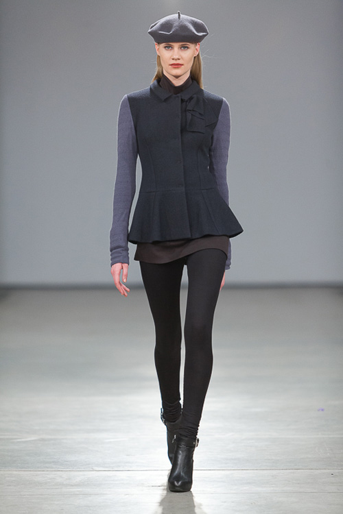 Pokaz Natālija Jansone — Riga Fashion Week AW13/14 (ubrania i obraz: rajstopy czarne, beret czarny)