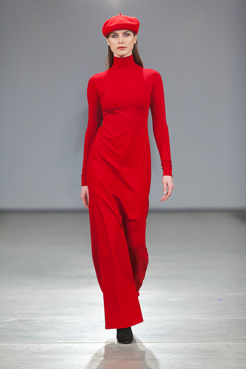 Pokaz Natālija Jansone — Riga Fashion Week AW13/14 (ubrania i obraz: beret czerwony, kombinezon czerwony)