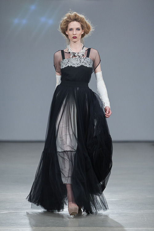 Pokaz NÓLÓ — Riga Fashion Week AW13/14 (ubrania i obraz: suknia wieczorowa czarna)