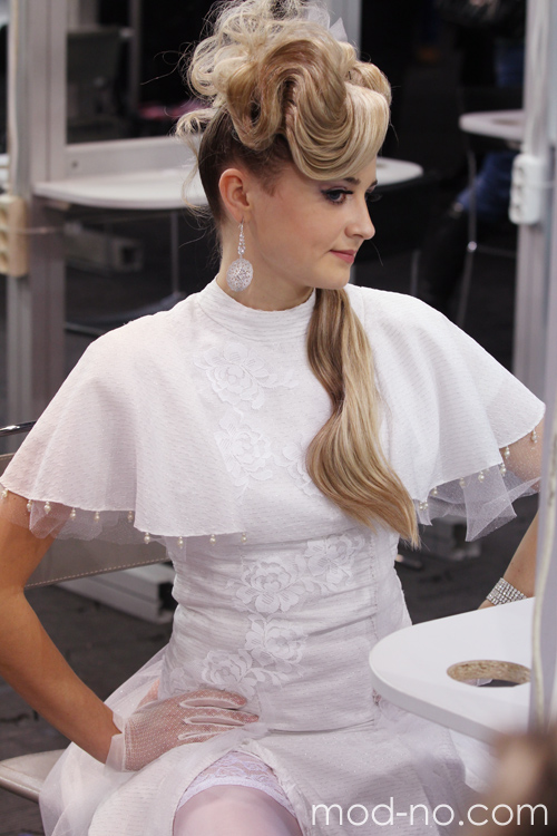"Róża Wiatrów HAIR 2013": fryzury ślubne (dorośli). Część 2 (ubrania i obraz: suknia ślubna biała, rękawiczki białe przejrzyste, pończochy z ażurową koronką białe, blond (kolor włosów))