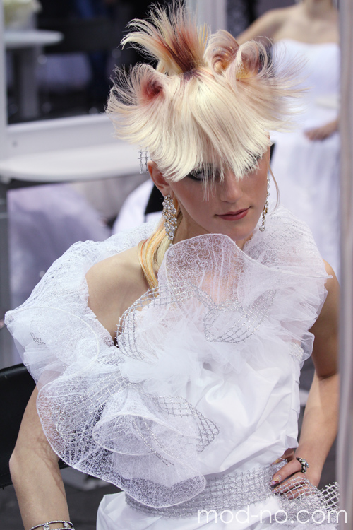 "Роза Ветров HAIR 2013": женская вечерняя причёска (наряды и образы: белое коктейльное платье, блонд (цвет волос))