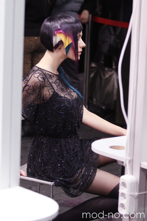 "Роза Ветров HAIR 2013": наращивание волос (наряды и образы: чёрное коктейльное платье, чёрные колготки с имитацией чулок)