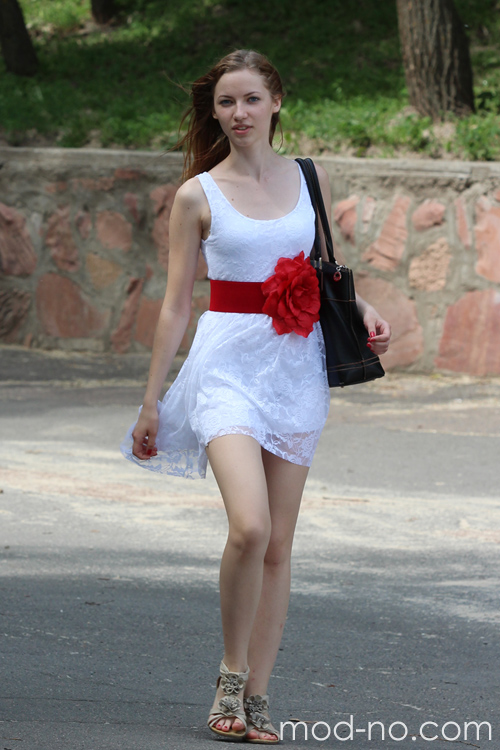 Día de graduación en la escuela. 2013. Parte 2 (looks: vestido de encaje blanco corto, cinturón rojo, bolso negro)