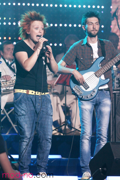 Anna Hitrik & "S°unduk" — World Cup 2013 (looks: black top, blue checkered jeans)
