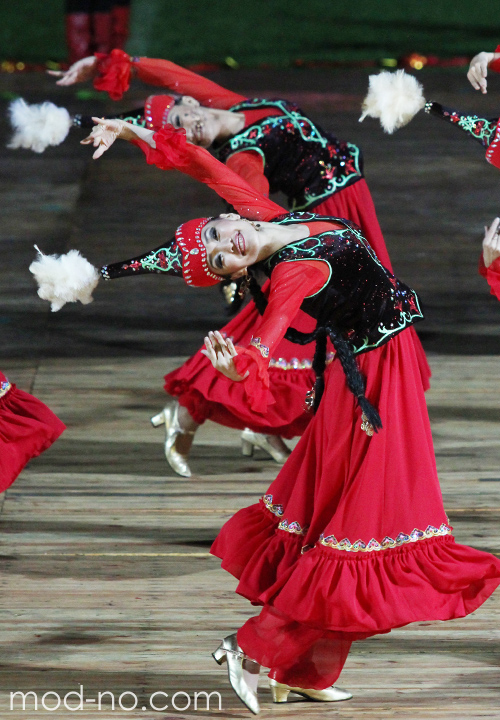 выступление образцового хореографического ансамбля "Шолпан" (г.Караганда, Казахстан). В Гомеле открылся "Сожскі карагод"