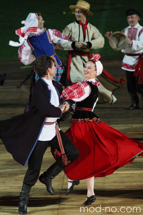 выступление Белорусского государственного заслуженного хореографического ансамбля "Хорошки". В Гомеле открылся "Сожскі карагод"