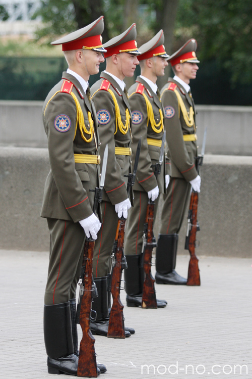 Фотофакт: летняя форма роты почётного караула МЧС