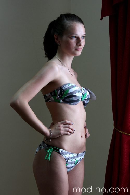девушка в бикини на кастинге проекта "Топ-модель.by" (Гомель, 19.05.2012). бикини (наряды и образы: полосатое бикини)