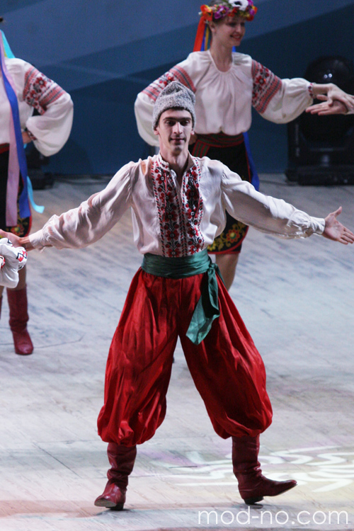 танец в шароварах (Фестиваль "Карагод" в Гомеле, 2011). шаровары (наряды и образы: красные шаровары, зеленый пояс, красные сапоги, белая вышиванка)