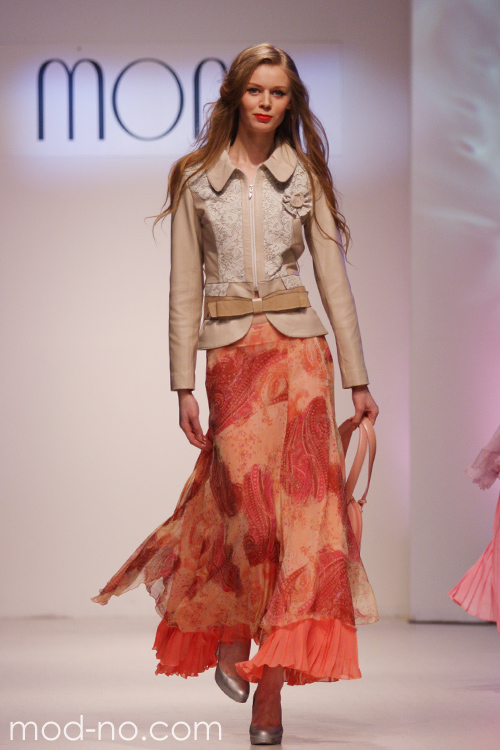 показ колекції одягу ТМ "Mona" (Сербія) на Тижні моди (Belarus Fashion Week FW2011/12) в Мінську, 15/04/11. спідниця (наряди й образи: бежевий жакет, коралова спідниця максі)