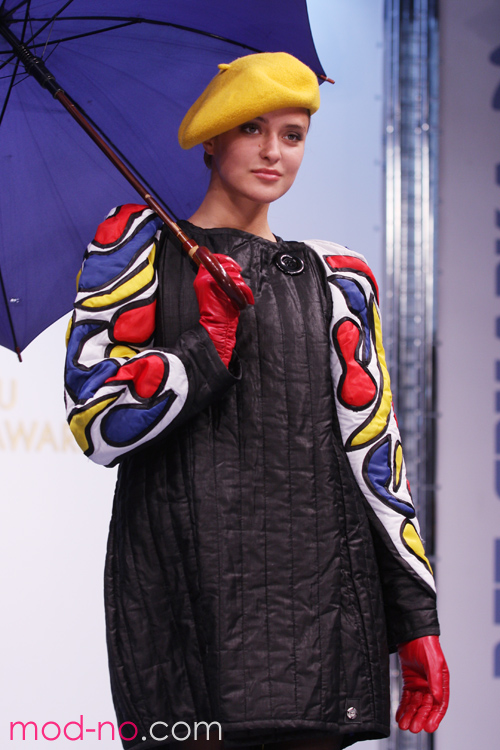 Fufaika (Looks: gelbe Baskenmütze, schwarze Fufaika, rote Handschuhe, blauer Regenschirm)