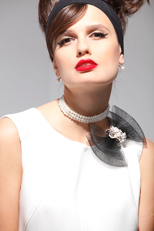 Интервью с белорусской красавицей Аленой Аладкой (наряды и образы: чёрная лента на волосы, белое платье; персона: Алена Аладка)