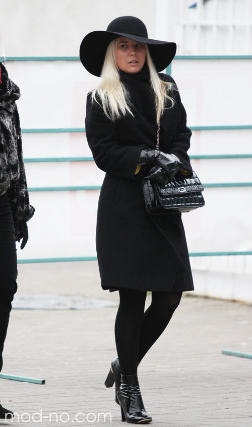 Фотофакт: блондинка в червоному, блондинка в чорному (наряди й образи: чорне пальто, чорні колготки, чорна сумка, чорні рукавички, чорні чоботи, чорна капелюх)