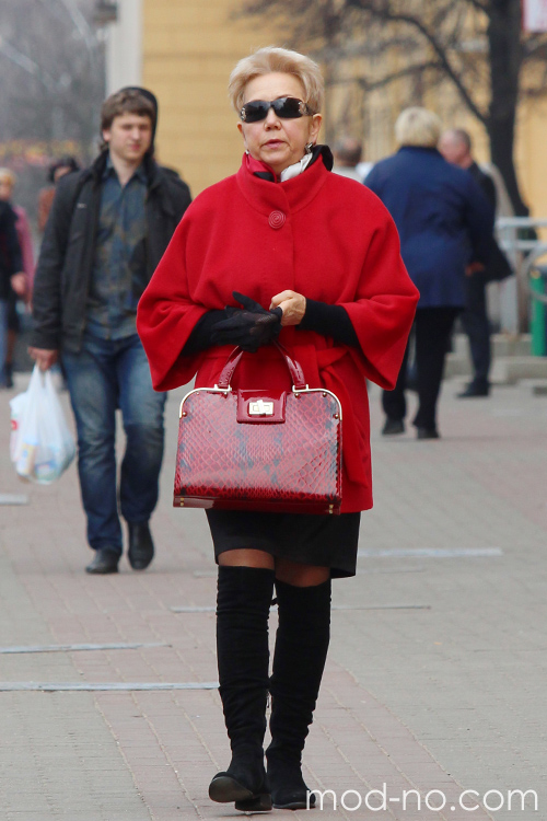 Moda en la calle en Minsk. 04/2013. Parte 1 (looks: abrigo rojo corto, botas Over the knee negras, bolso rojo, gafas de sol)